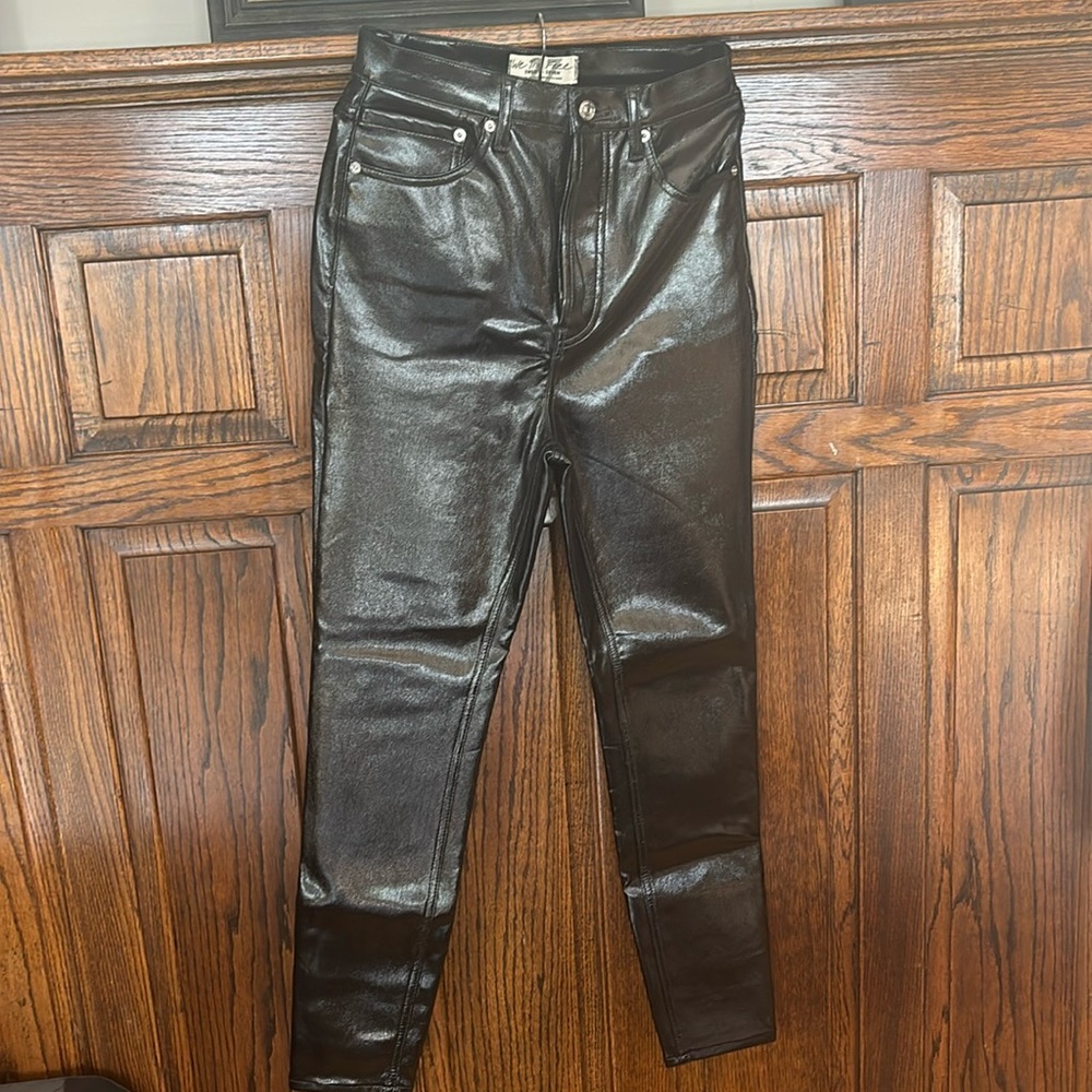 Chic cool sexy shiny pant for any occasion ✨